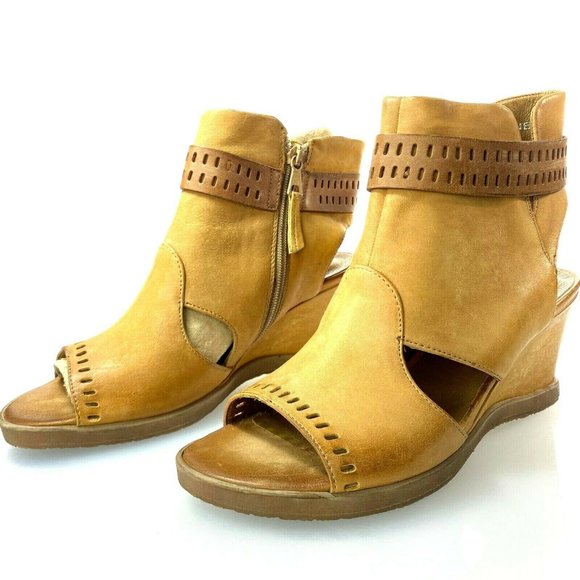 MIZ MOOZ Brianne 9 / 39 Wedge Peep Toe Zip Sandals - Picture 2 of 9